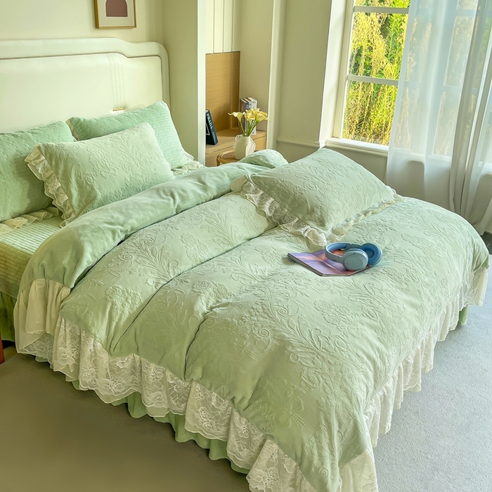 91家纺网 家纺一手货源 找家纺 木兰花 2025新款纯色雕花全消光牛奶绒 床盖款四件套-繁花绮梦 繁花绮梦-香草绿
