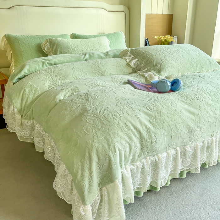 91家纺网 家纺一手货源 找家纺 木兰花 2025新款纯色雕花全消光牛奶绒 床盖款四件套-繁花绮梦 繁花绮梦-香草绿
