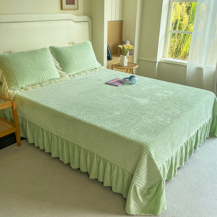 91家纺网 家纺一手货源 找家纺 木兰花 2025新款纯色雕花全消光牛奶绒 床盖款四件套-繁花绮梦 繁花绮梦-香草绿