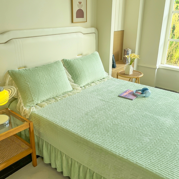 91家纺网 家纺一手货源 找家纺 木兰花 2025新款纯色雕花全消光牛奶绒 床盖款四件套-繁花绮梦 繁花绮梦-香草绿