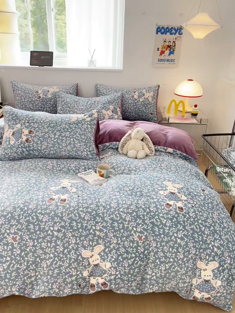 91家纺网 家纺一手货源 找家纺 瑞钰 2025新款A类加厚牛奶绒印花四件套 背带兔