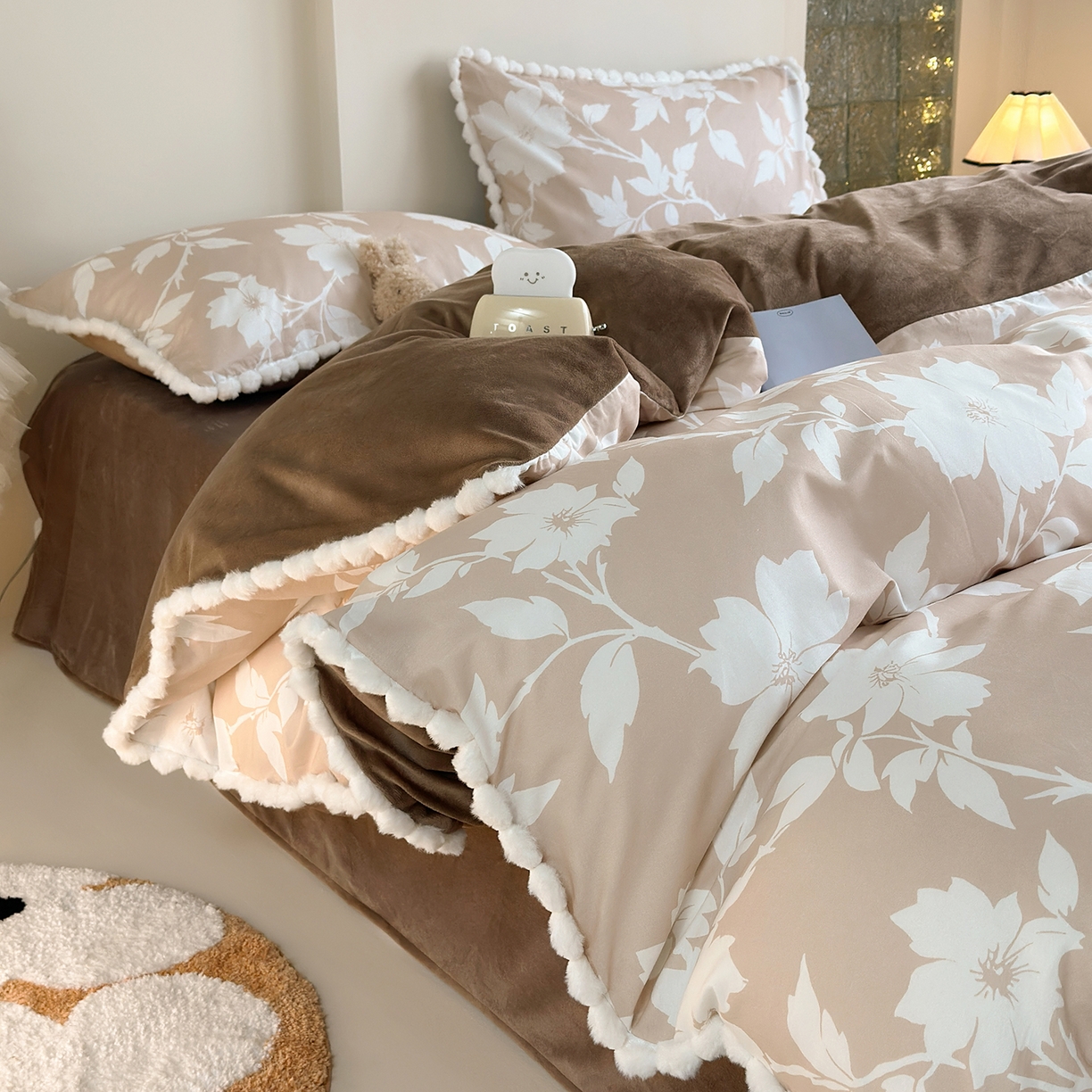 91家纺网 家纺一手货源 找家纺 怡家居 2025秋冬新款毛球花边棉加绒四件套 花影