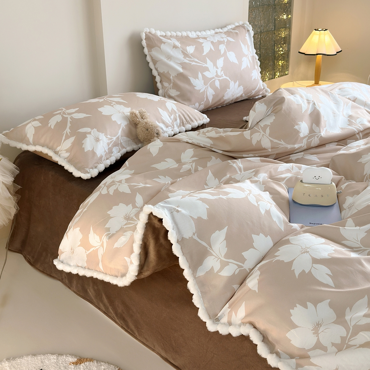 91家纺网 家纺一手货源 找家纺 怡家居 2025秋冬新款毛球花边棉加绒四件套 花影