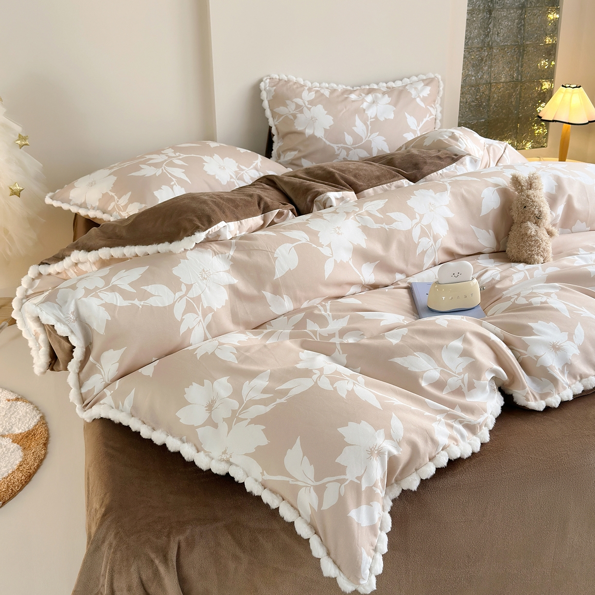 91家纺网 家纺一手货源 找家纺 怡家居 2025秋冬新款毛球花边棉加绒四件套 花影