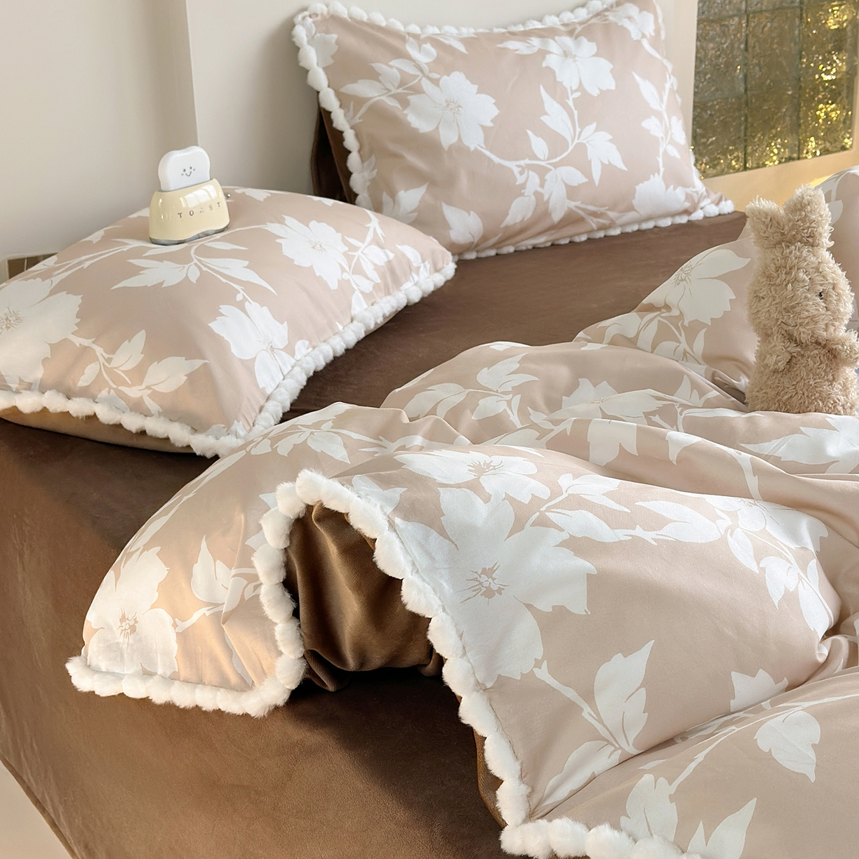 91家纺网 家纺一手货源 找家纺 怡家居 2025秋冬新款毛球花边棉加绒四件套 花影