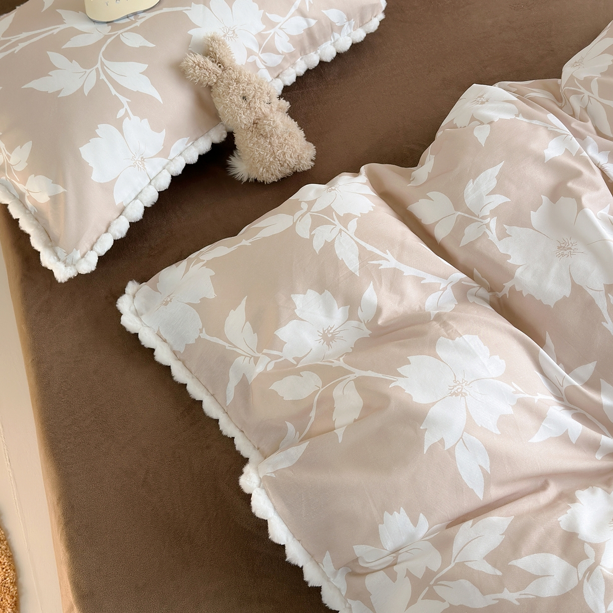 91家纺网 家纺一手货源 找家纺 怡家居 2025秋冬新款毛球花边棉加绒四件套 花影