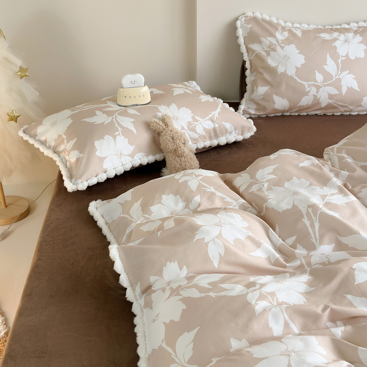 91家纺网 家纺一手货源 找家纺 怡家居 2025秋冬新款毛球花边棉加绒四件套 花影