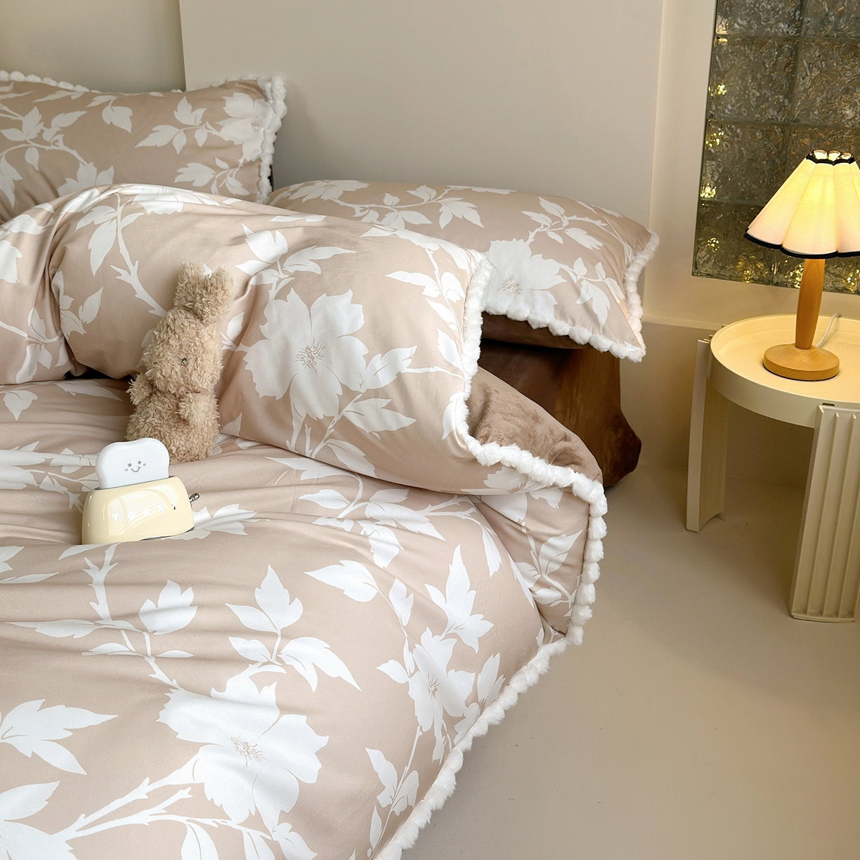 91家纺网 家纺一手货源 找家纺 怡家居 2025秋冬新款毛球花边棉加绒四件套 花影