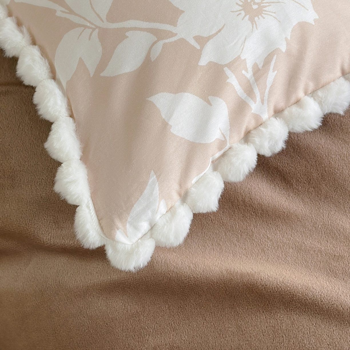 91家纺网 家纺一手货源 找家纺 怡家居 2025秋冬新款毛球花边棉加绒四件套 花影