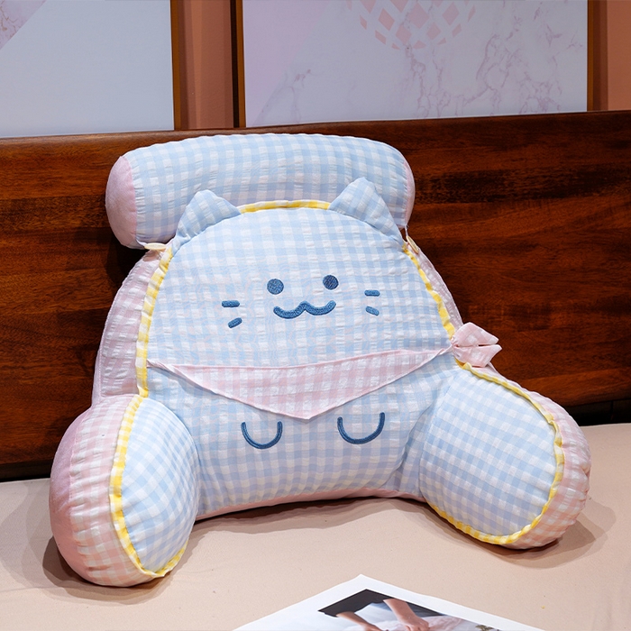 91家纺网 家纺一手货源 找家纺 （总）仟亿莱 2025新款方巾喵格子拥抱式腰靠