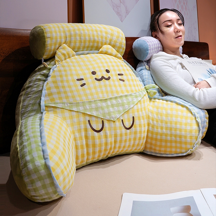 91家纺网 家纺一手货源 找家纺 仟亿莱 2025新款方巾喵格子拥抱式腰靠 组合图仅供展示不可下单