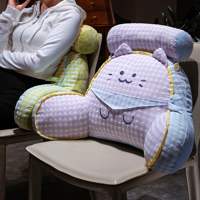 91家纺网 家纺一手货源 找家纺 仟亿莱 2025新款方巾喵格子拥抱式腰靠 组合图仅供展示不可下单