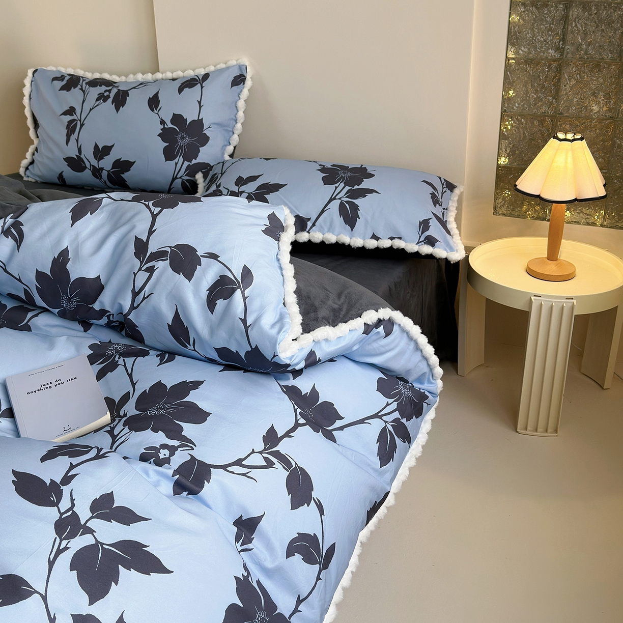 91家纺网 家纺一手货源 找家纺 怡家居 2025秋冬新款毛球花边棉加绒四件套 剪影