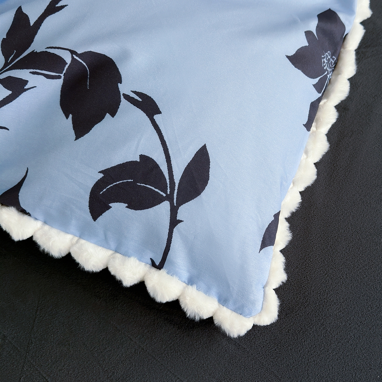 91家纺网 家纺一手货源 找家纺 怡家居 2025秋冬新款毛球花边棉加绒四件套 剪影