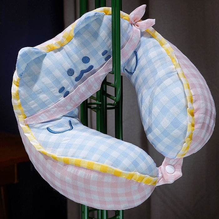 91家纺网 家纺一手货源 找家纺 仟亿莱 2025新款方巾喵格子驼峰U型枕 组合图仅供展示不可下单