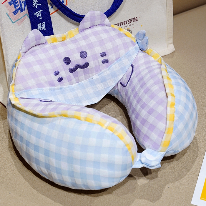 91家纺网 家纺一手货源 找家纺 （总）仟亿莱 2025新款方巾喵格子驼峰U型枕