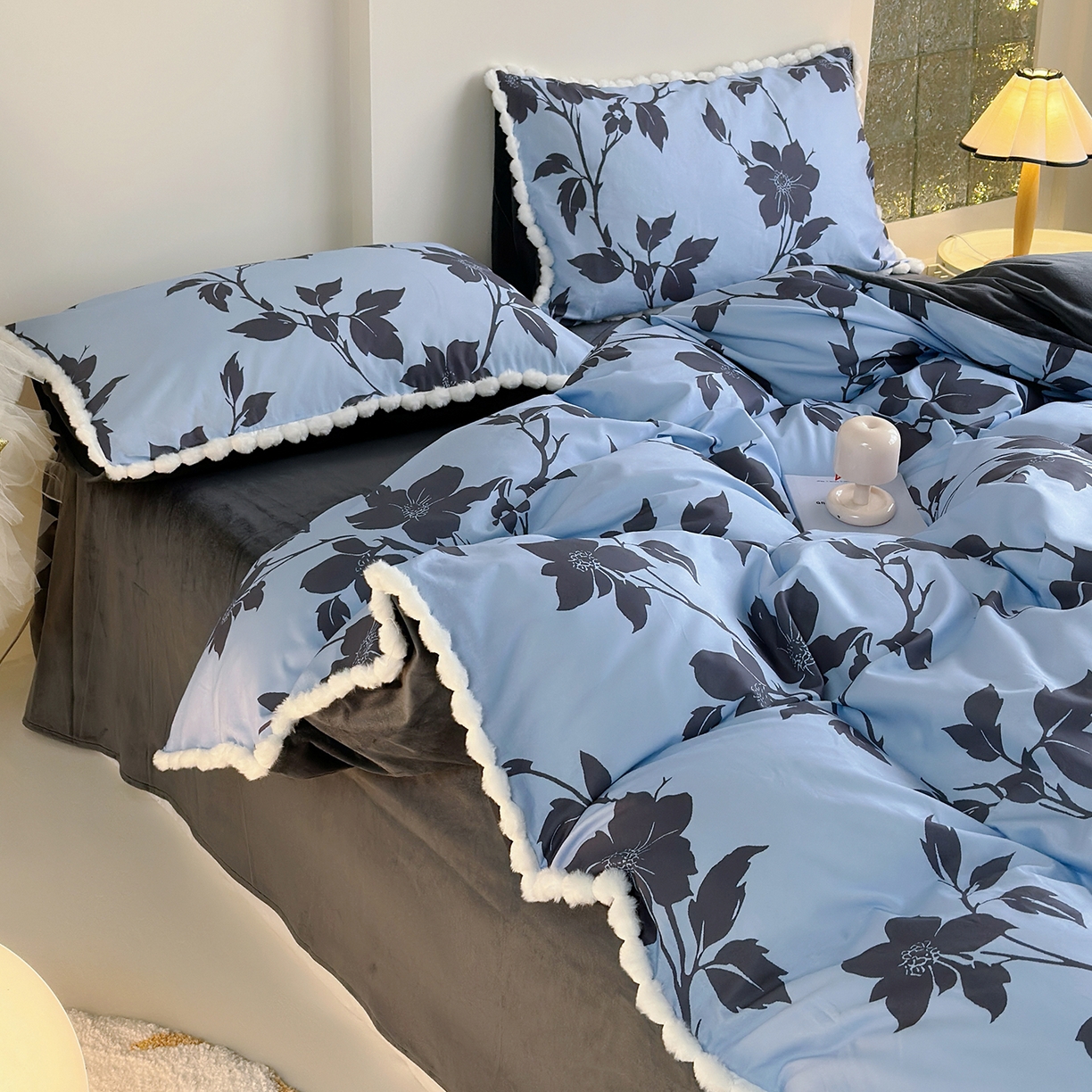 91家纺网 家纺一手货源 找家纺 怡家居 2025秋冬新款毛球花边棉加绒四件套 剪影