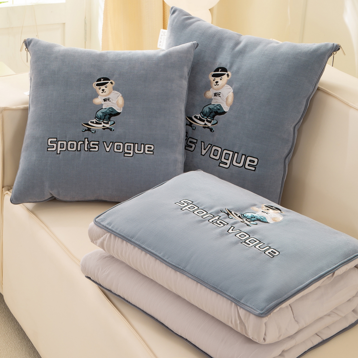 91家纺网 家纺一手货源 找家纺 多今家纺 2025新款水洗棉雪尼尔刺绣抱枕被子-滑板熊系列 滑板熊-远天蓝