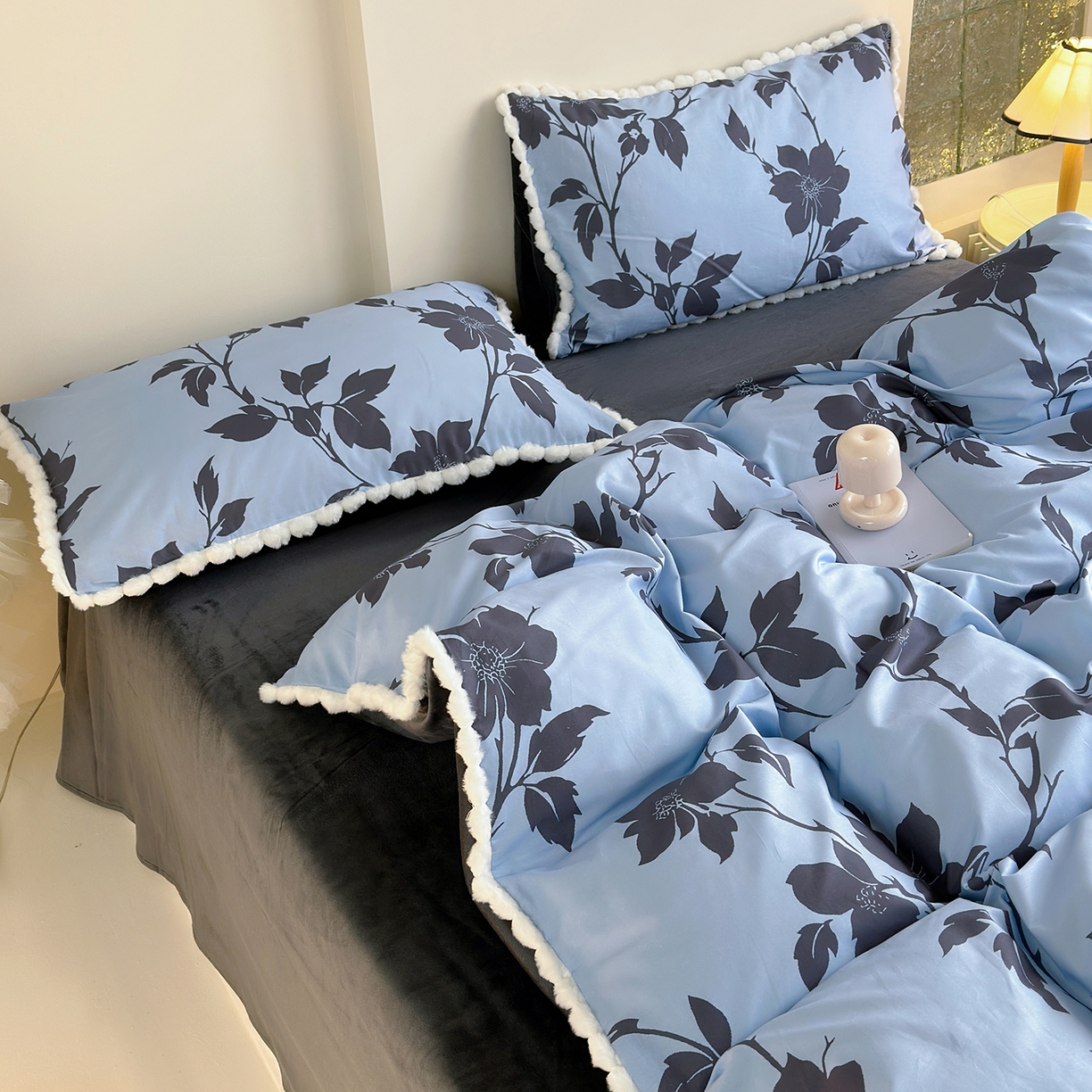 91家纺网 家纺一手货源 找家纺 怡家居 2025秋冬新款毛球花边棉加绒四件套 剪影