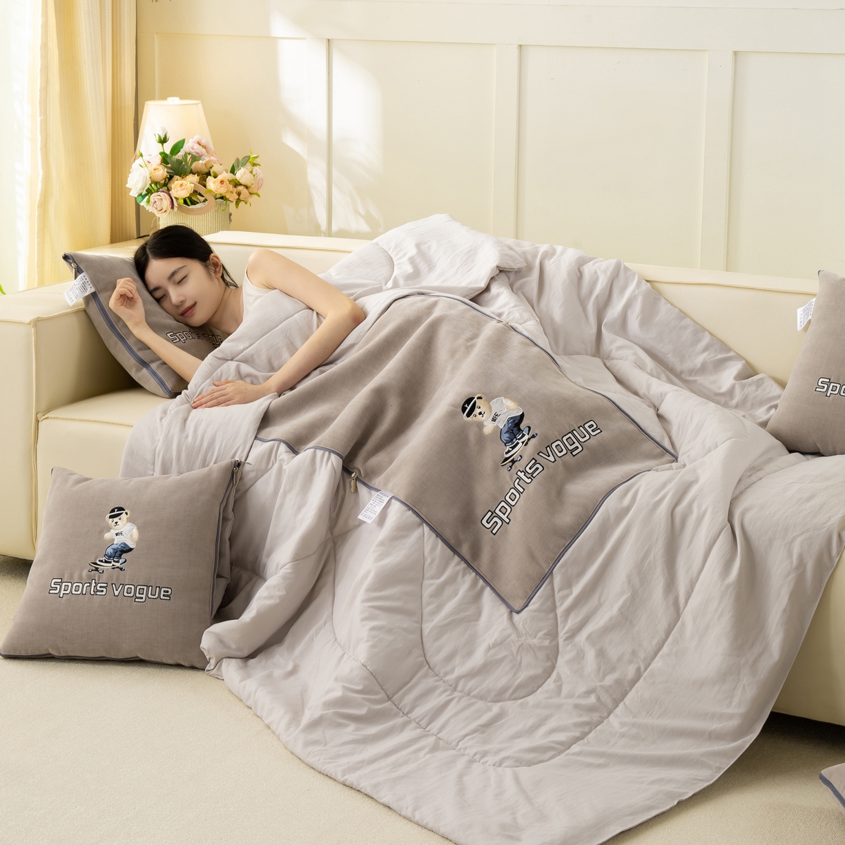 91家纺网 家纺一手货源 找家纺 多今家纺 2025新款水洗棉雪尼尔刺绣抱枕被子-滑板熊系列 滑板熊-葵花白