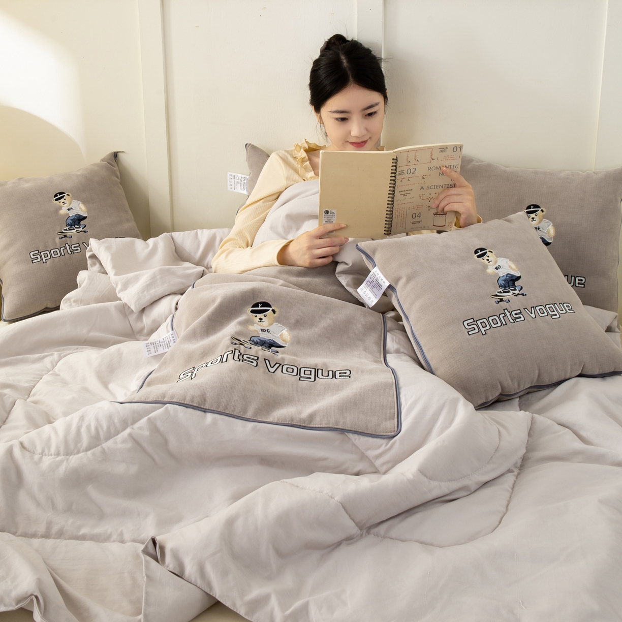 91家纺网 家纺一手货源 找家纺 （总）多今家纺 2026新款水洗棉雪尼尔刺绣抱枕被子-滑板熊系列