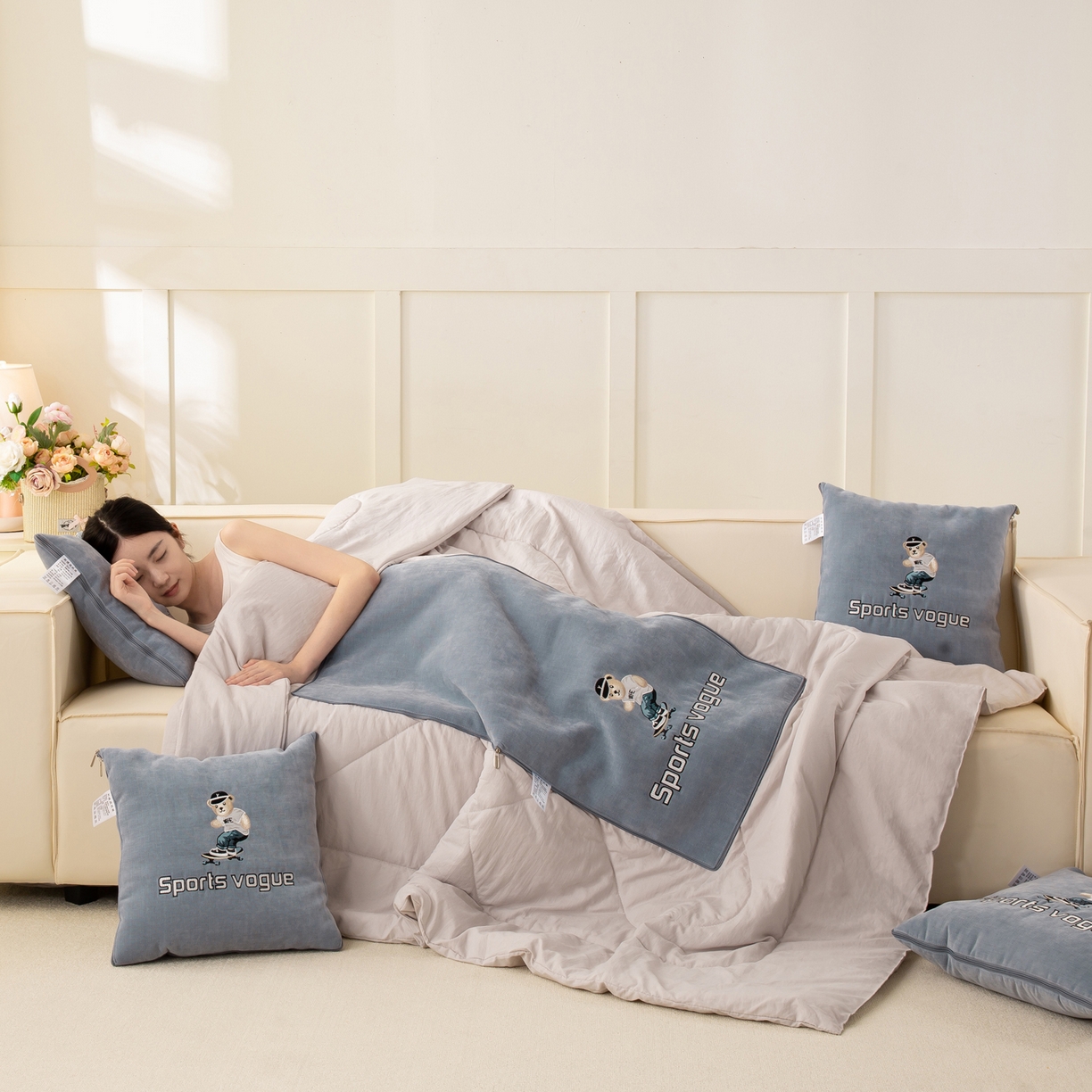 91家纺网 家纺一手货源 找家纺 多今家纺 2025新款水洗棉雪尼尔刺绣抱枕被子-滑板熊系列 滑板熊-远天蓝