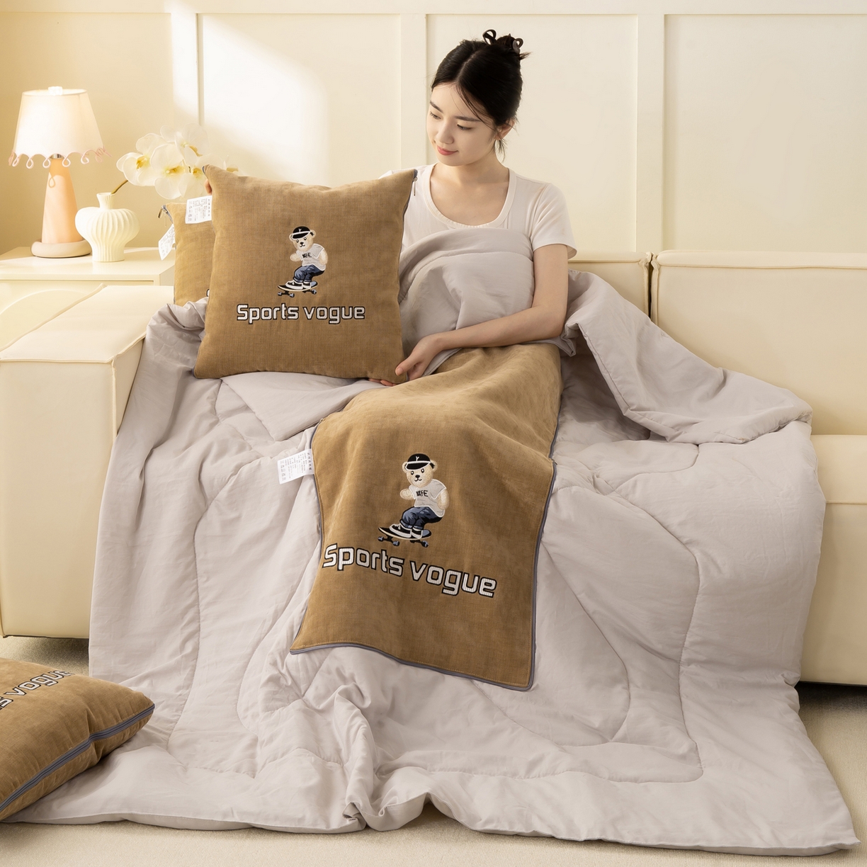 91家纺网 家纺一手货源 找家纺 多今家纺 2025新款水洗棉雪尼尔刺绣抱枕被子-滑板熊系列 滑板熊-后土黄