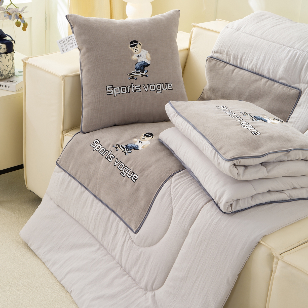 91家纺网 家纺一手货源 找家纺 多今家纺 2025新款水洗棉雪尼尔刺绣抱枕被子-滑板熊系列 滑板熊-葵花白