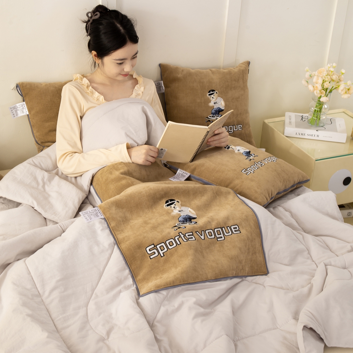 91家纺网 家纺一手货源 找家纺 多今家纺 2025新款水洗棉雪尼尔刺绣抱枕被子-滑板熊系列 滑板熊-后土黄