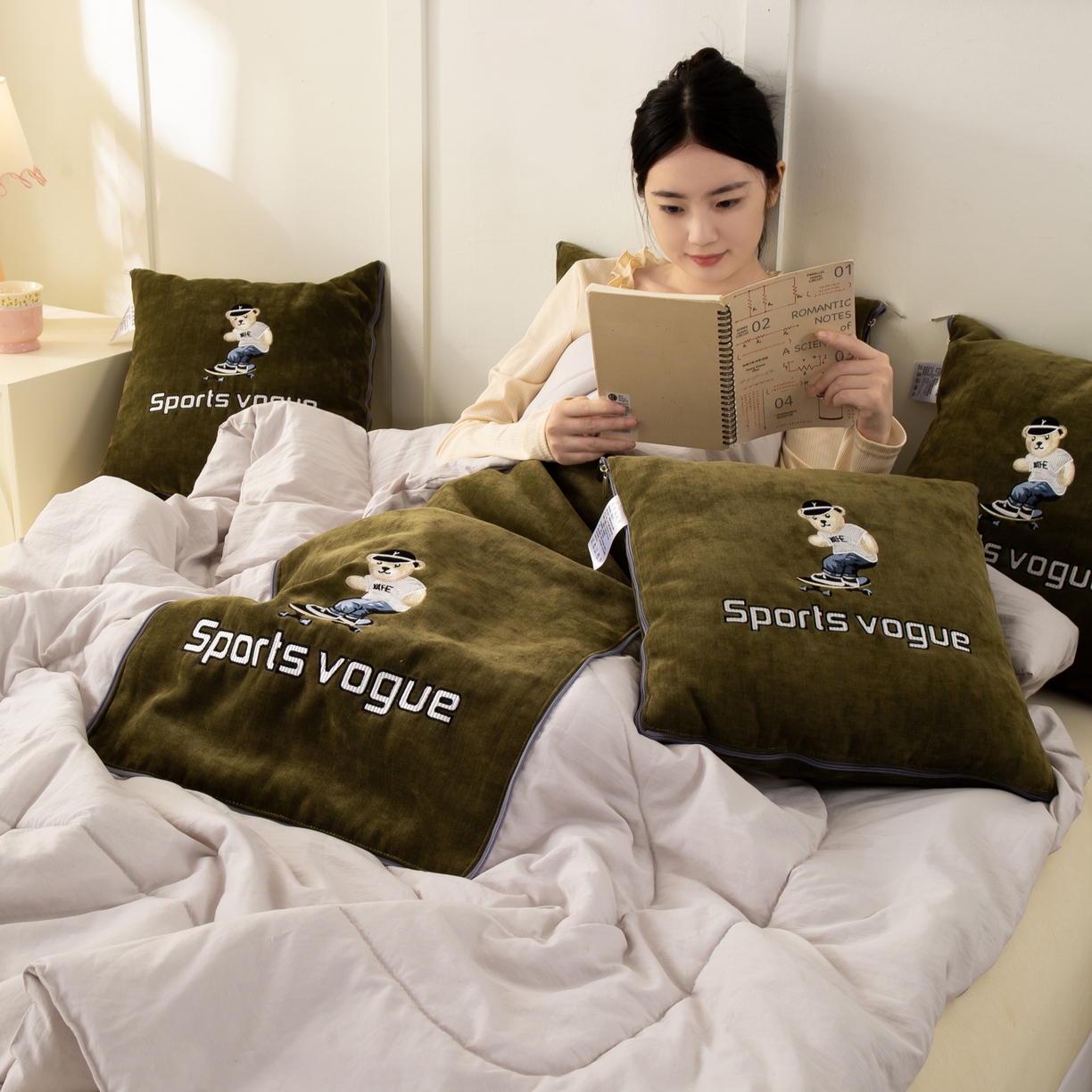 91家纺网 家纺一手货源 找家纺 多今家纺 2025新款水洗棉雪尼尔刺绣抱枕被子-滑板熊系列 滑板熊-葱绿