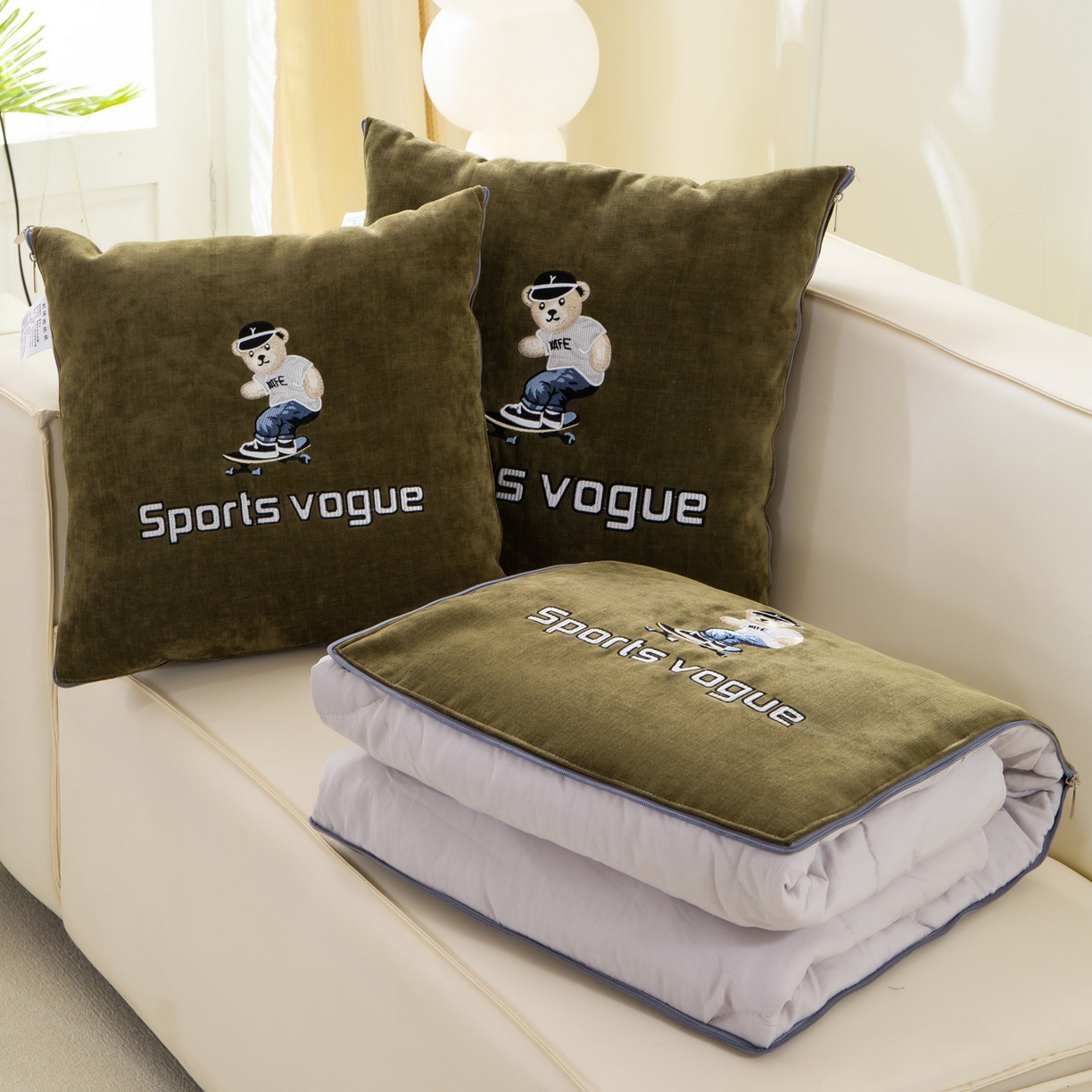 91家纺网 家纺一手货源 找家纺 多今家纺 2025新款水洗棉雪尼尔刺绣抱枕被子-滑板熊系列 滑板熊-葱绿