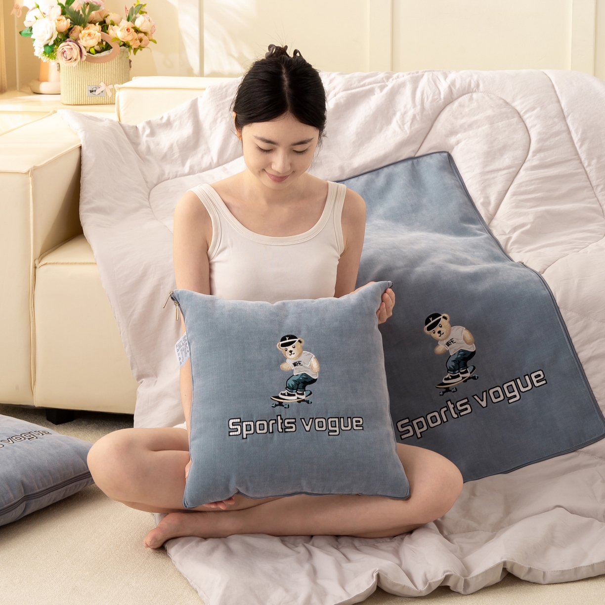 91家纺网 家纺一手货源 找家纺 多今家纺 2025新款水洗棉雪尼尔刺绣抱枕被子-滑板熊系列 滑板熊-远天蓝