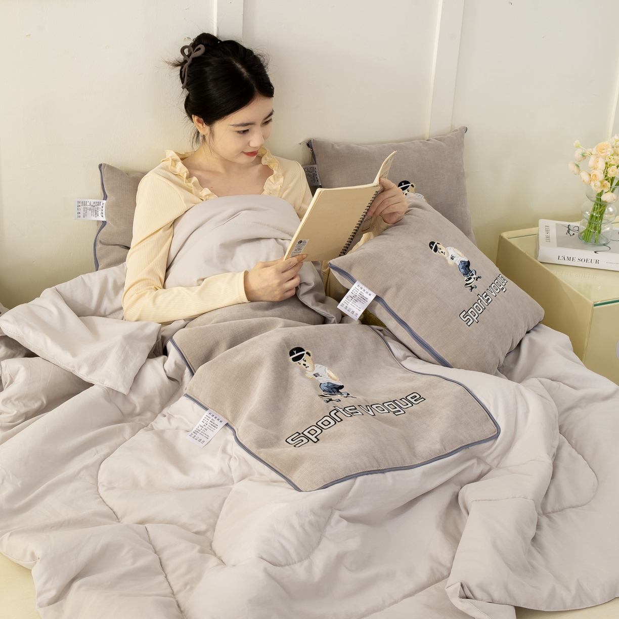 91家纺网 家纺一手货源 找家纺 多今家纺 2025新款水洗棉雪尼尔刺绣抱枕被子-滑板熊系列 滑板熊-葵花白