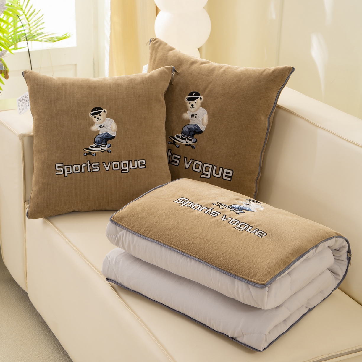 91家纺网 家纺一手货源 找家纺 多今家纺 2025新款水洗棉雪尼尔刺绣抱枕被子-滑板熊系列 滑板熊-后土黄