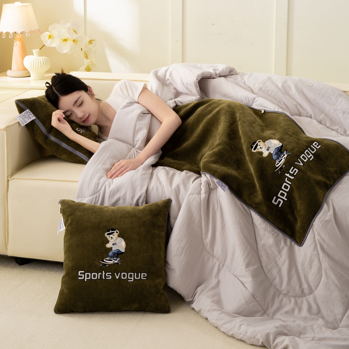 91家纺网 家纺一手货源 找家纺 多今家纺 2025新款水洗棉雪尼尔刺绣抱枕被子-滑板熊系列 滑板熊-葱绿