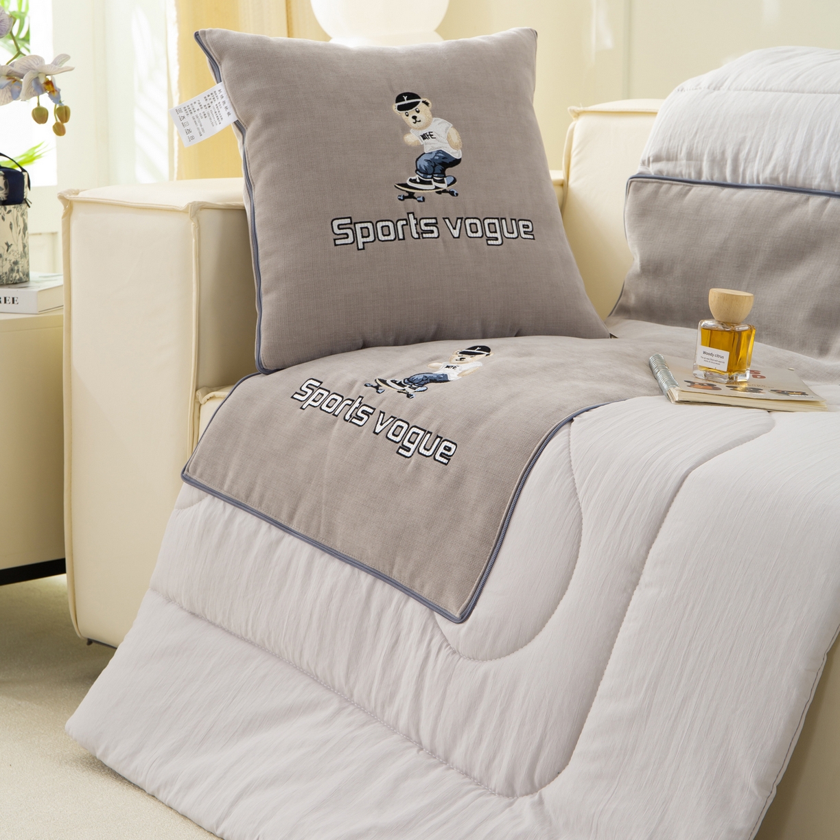 91家纺网 家纺一手货源 找家纺 多今家纺 2025新款水洗棉雪尼尔刺绣抱枕被子-滑板熊系列 滑板熊-葵花白