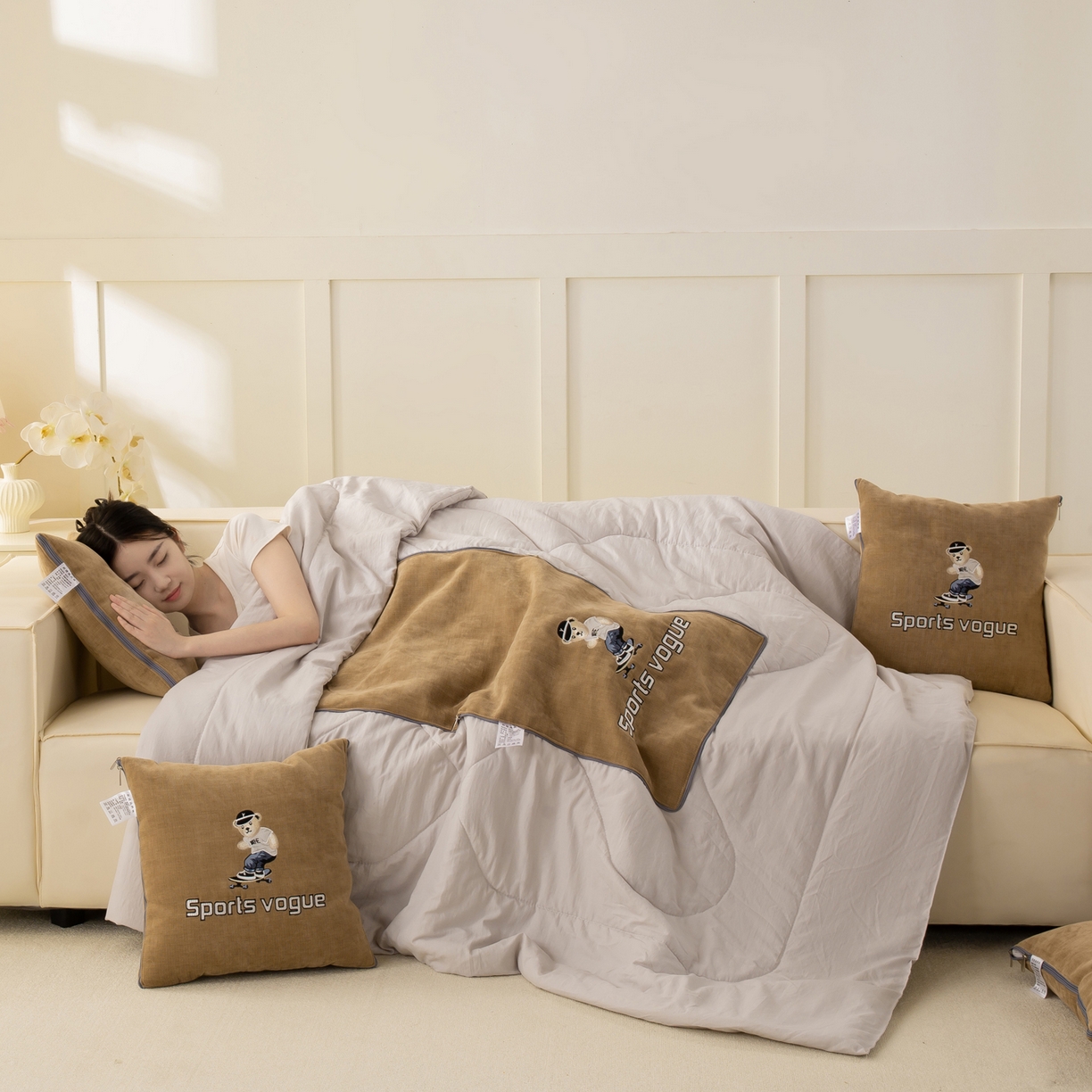 91家纺网 家纺一手货源 找家纺 多今家纺 2025新款水洗棉雪尼尔刺绣抱枕被子-滑板熊系列 滑板熊-后土黄