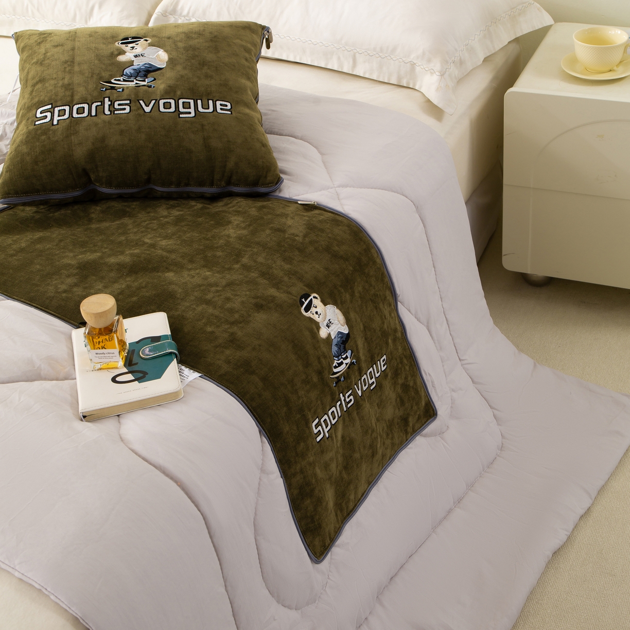 91家纺网 家纺一手货源 找家纺 多今家纺 2025新款水洗棉雪尼尔刺绣抱枕被子-滑板熊系列 滑板熊-葱绿