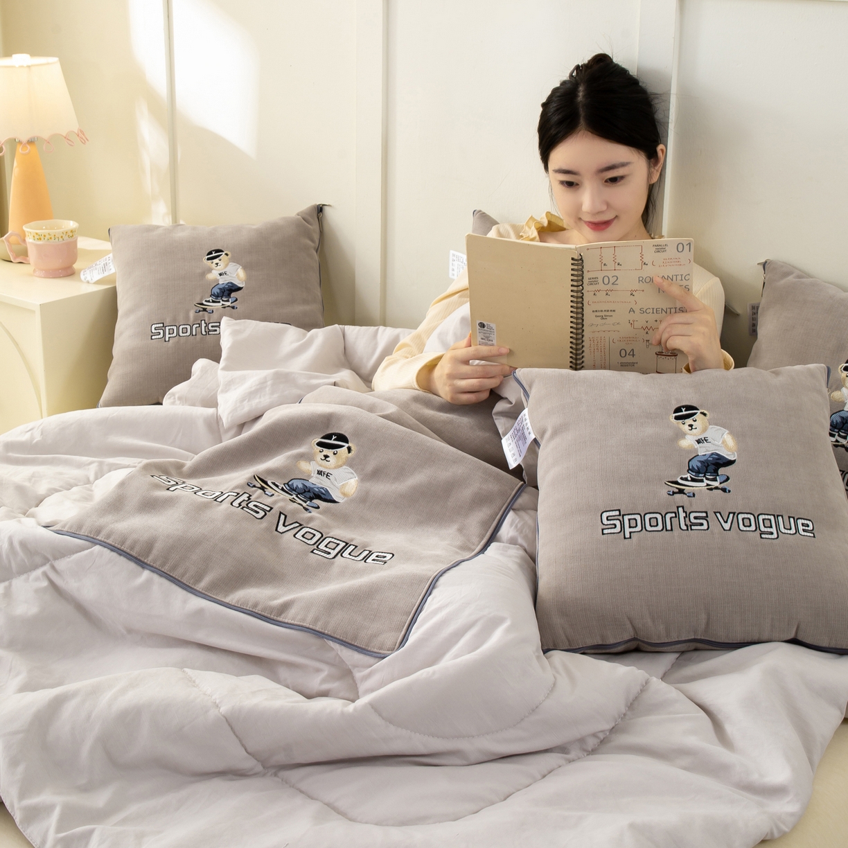 91家纺网 家纺一手货源 找家纺 多今家纺 2025新款水洗棉雪尼尔刺绣抱枕被子-滑板熊系列 滑板熊-葵花白