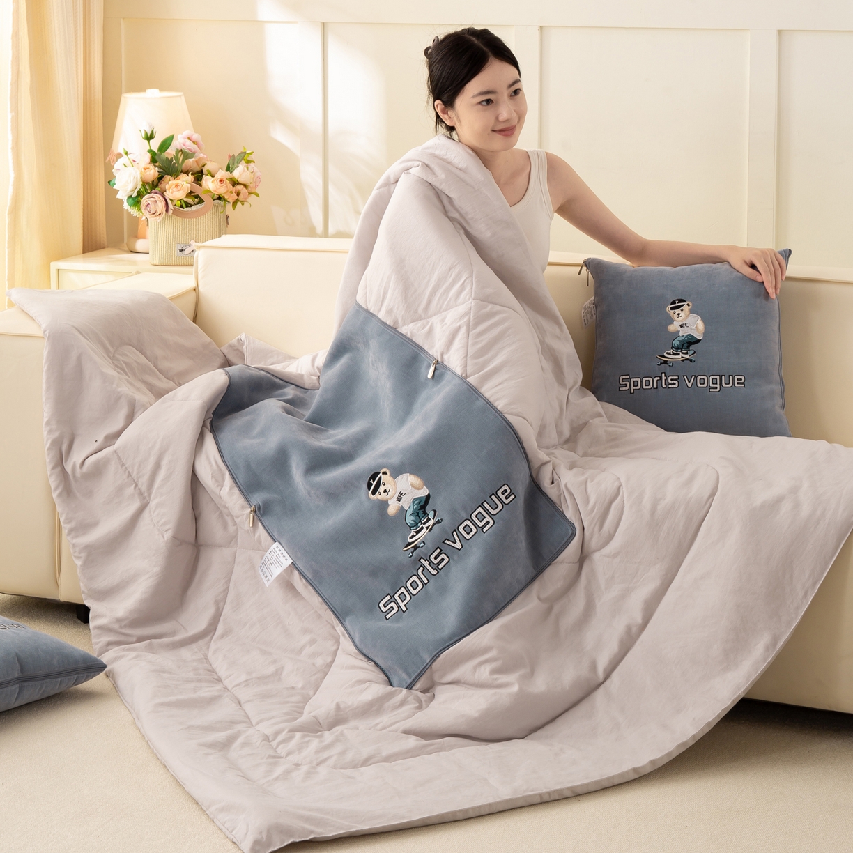 91家纺网 家纺一手货源 找家纺 多今家纺 2025新款水洗棉雪尼尔刺绣抱枕被子-滑板熊系列 滑板熊-远天蓝