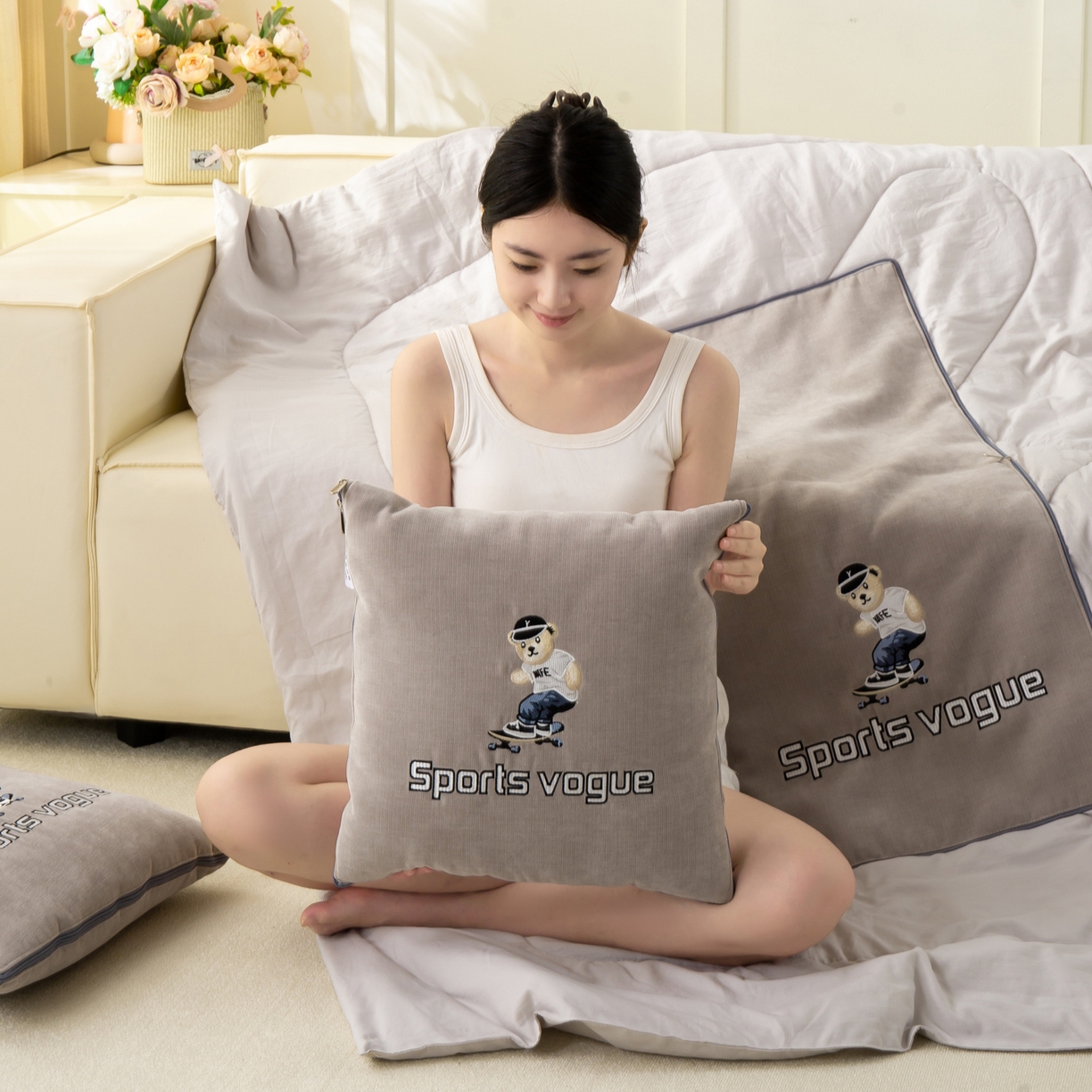 91家纺网 家纺一手货源 找家纺 多今家纺 2025新款水洗棉雪尼尔刺绣抱枕被子-滑板熊系列 滑板熊-葵花白