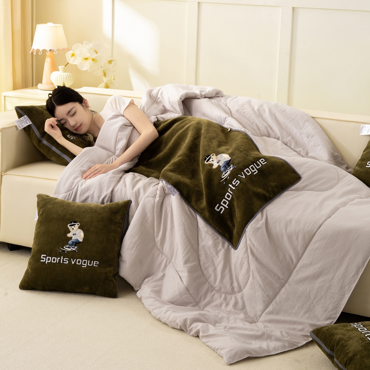 91家纺网 家纺一手货源 找家纺 多今家纺 2025新款水洗棉雪尼尔刺绣抱枕被子-滑板熊系列 滑板熊-葱绿