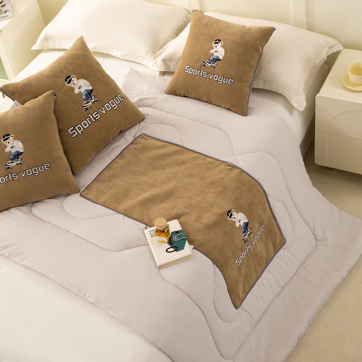 91家纺网 家纺一手货源 找家纺 多今家纺 2025新款水洗棉雪尼尔刺绣抱枕被子-滑板熊系列 滑板熊-后土黄