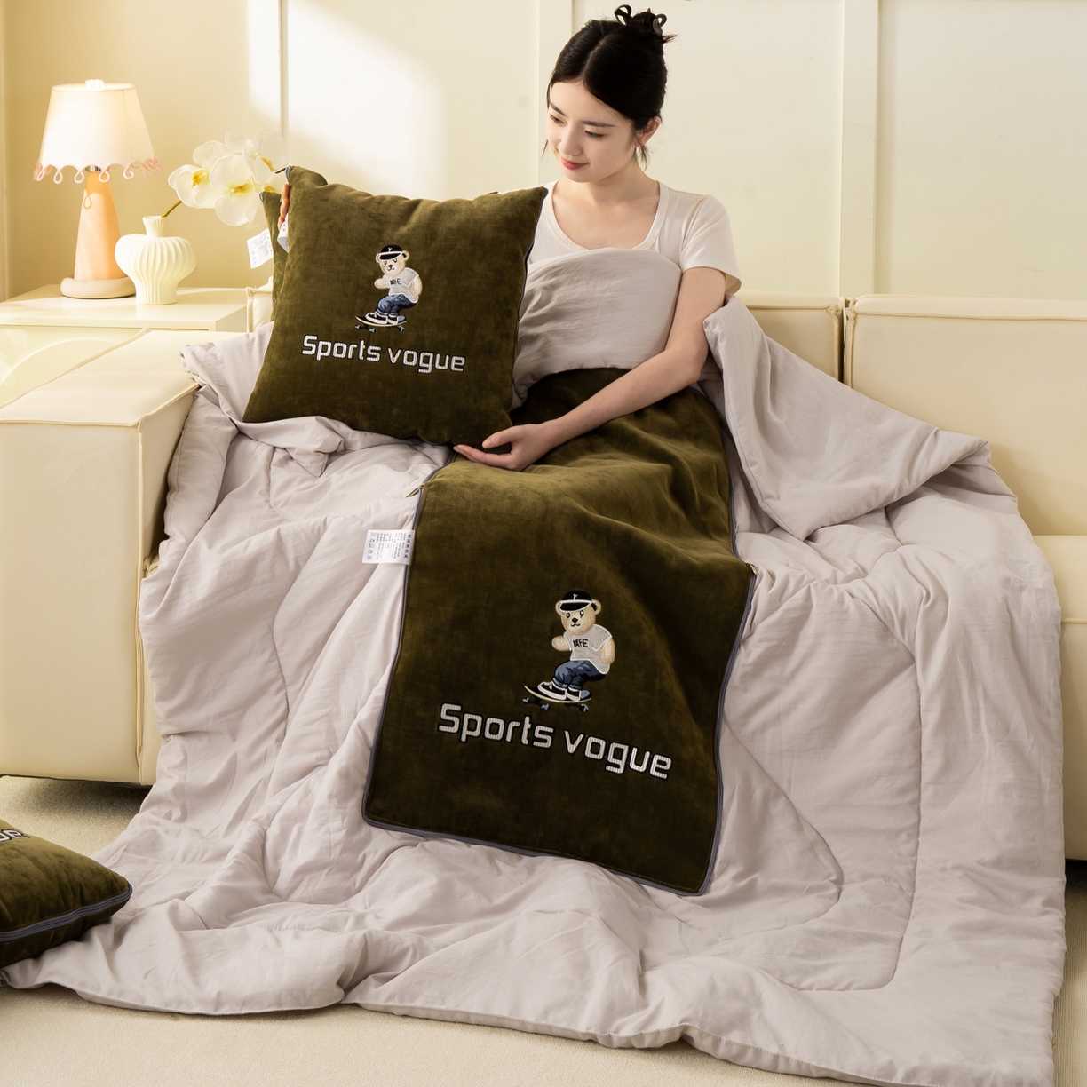 91家纺网 家纺一手货源 找家纺 多今家纺 2025新款水洗棉雪尼尔刺绣抱枕被子-滑板熊系列 滑板熊-葱绿