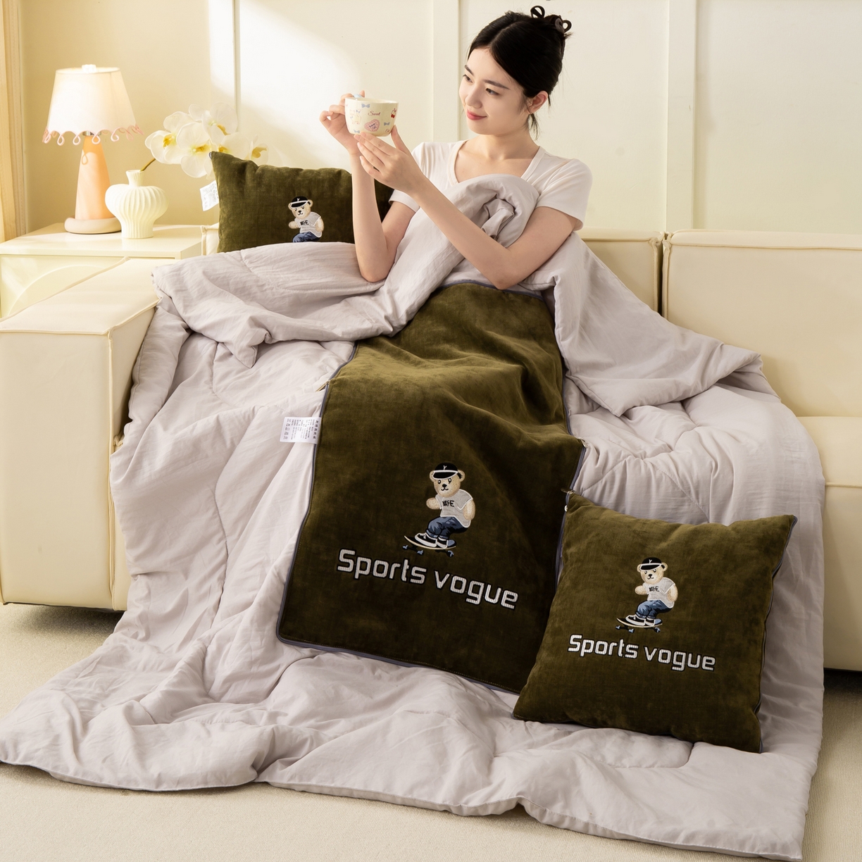 91家纺网 家纺一手货源 找家纺 多今家纺 2025新款水洗棉雪尼尔刺绣抱枕被子-滑板熊系列 滑板熊-葱绿