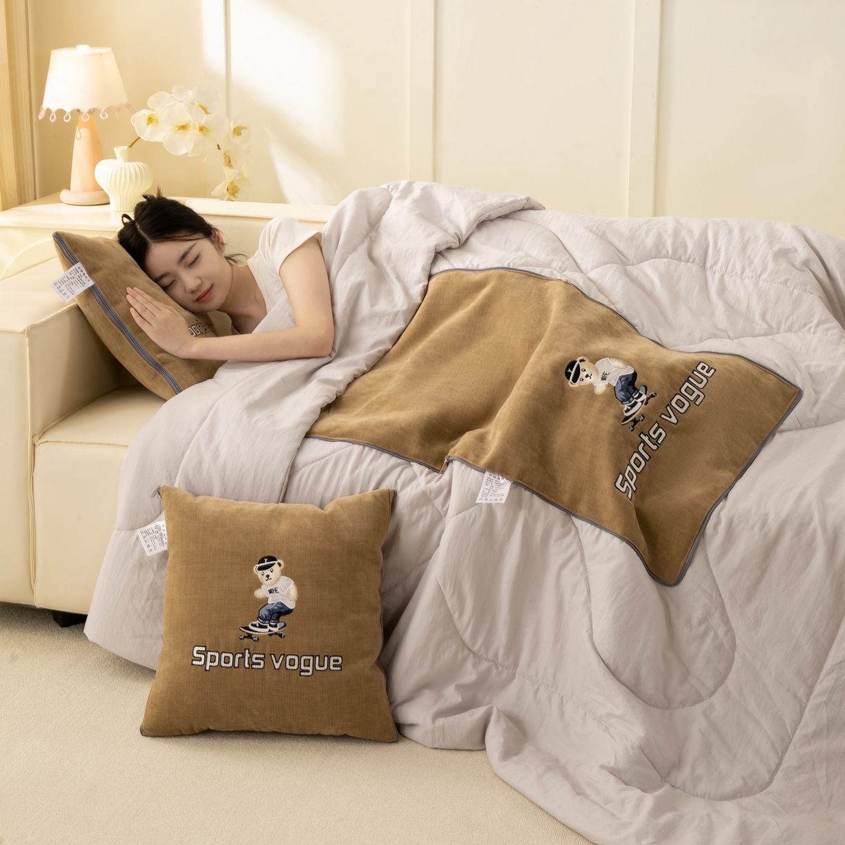 91家纺网 家纺一手货源 找家纺 多今家纺 2025新款水洗棉雪尼尔刺绣抱枕被子-滑板熊系列 滑板熊-后土黄