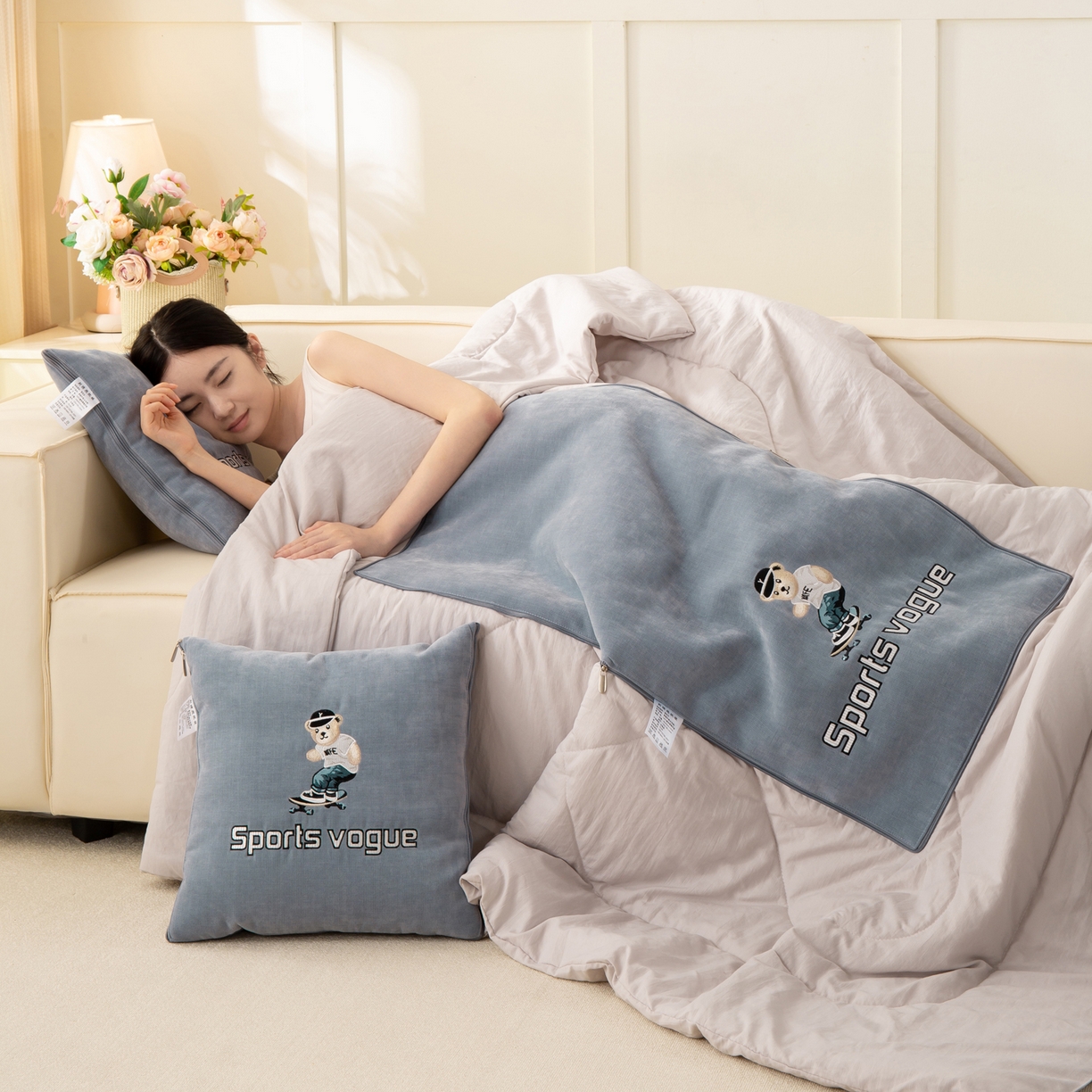 91家纺网 家纺一手货源 找家纺 多今家纺 2025新款水洗棉雪尼尔刺绣抱枕被子-滑板熊系列 滑板熊-远天蓝