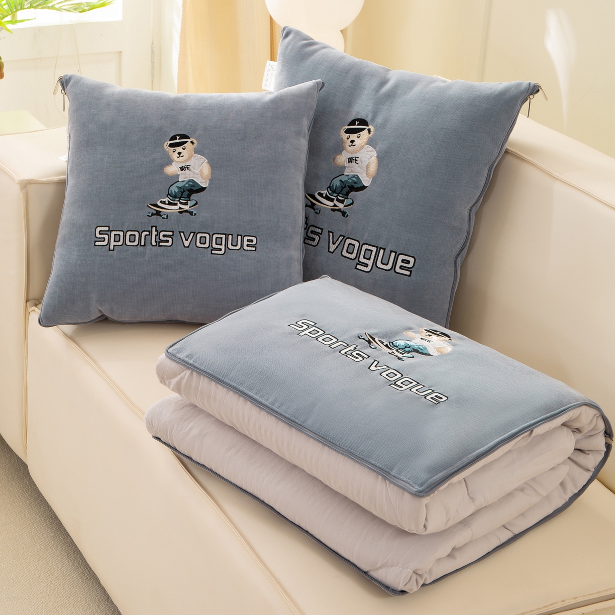 91家纺网 家纺一手货源 找家纺 多今家纺 2025新款水洗棉雪尼尔刺绣抱枕被子-滑板熊系列 滑板熊-远天蓝