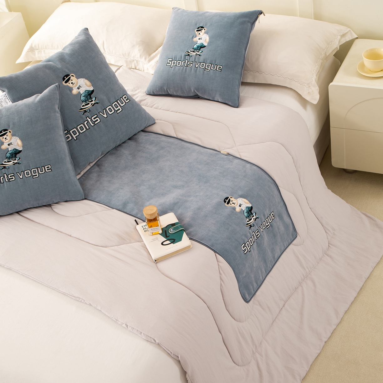 91家纺网 家纺一手货源 找家纺 多今家纺 2025新款水洗棉雪尼尔刺绣抱枕被子-滑板熊系列 滑板熊-远天蓝