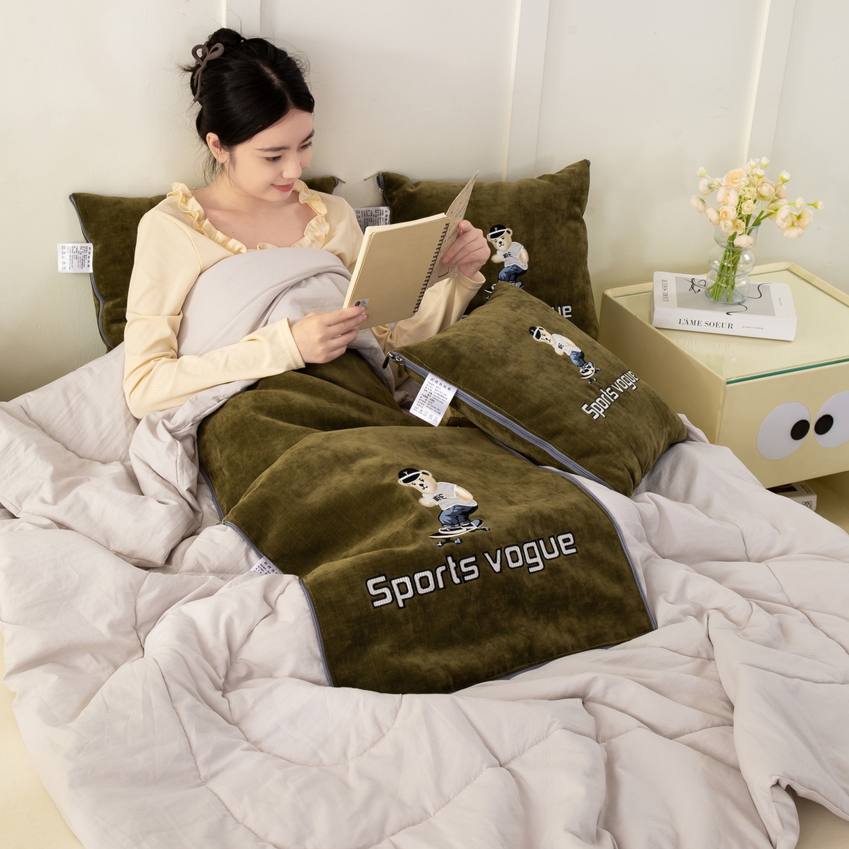 91家纺网 家纺一手货源 找家纺 多今家纺 2025新款水洗棉雪尼尔刺绣抱枕被子-滑板熊系列 滑板熊-葱绿